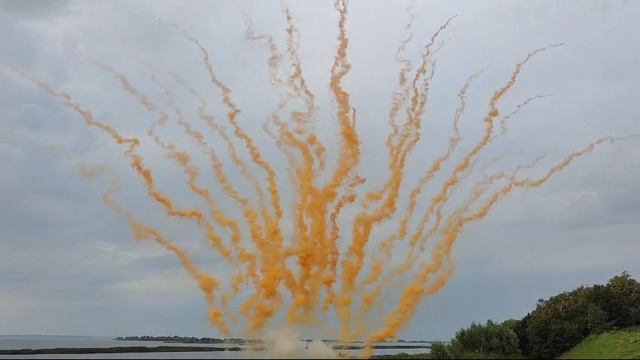 Дневные салюты - это необычный способ сделать выездную регистрацию еще более запоминающейся и красив смотреть онлайн