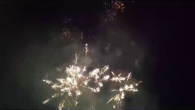 Фейерверки с музыкальным сопровождением - это "высший пилотаж" салют 2,5 мин. смотреть онлайн