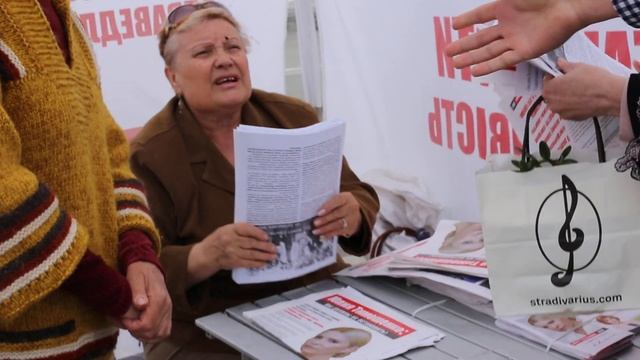 В палатке «Батькивщины» открыто распространяют черный пиар смотреть онлайн