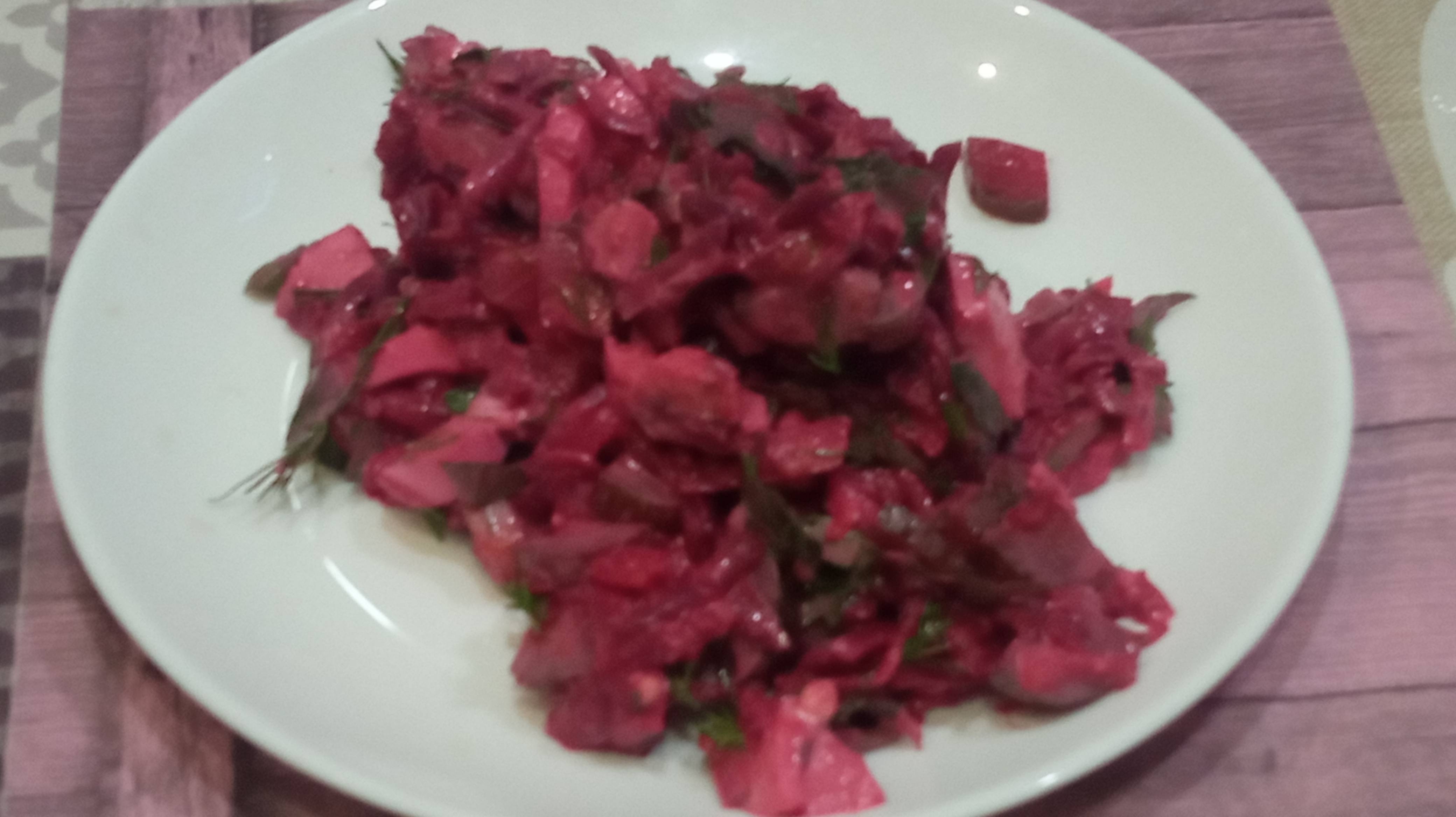 Салат со свёклой и жареным луком.