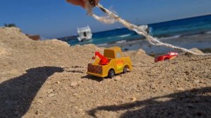 Молния Маквин и Мэтр игрушки на пляже смотрят на кораблики мультик