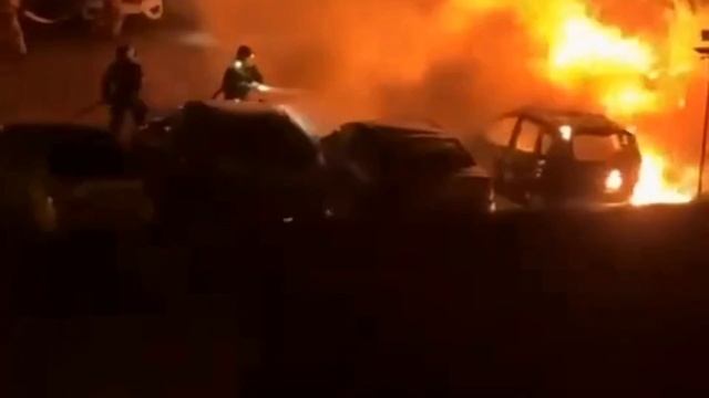 Более 20 машин сгорели на стоянке во Владивостоке. смотреть онлайн