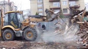 Экскаватор-погрузчик JCB 3 CX Super  грузит самосвал «таракан».