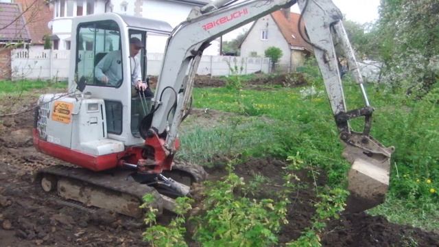 Миниэкскаватор Takeuchi TB 125 обратная засыпка траншеи газопровода и планировка. Калининград смотреть онлайн