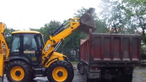 Трактор JCB 4CX грузит строительный мусор в тридцатитонник - аренда в Калининграде