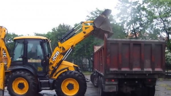 Трактор JCB 4CX грузит строительный мусор в тридцатитонник - аренда в Калининграде