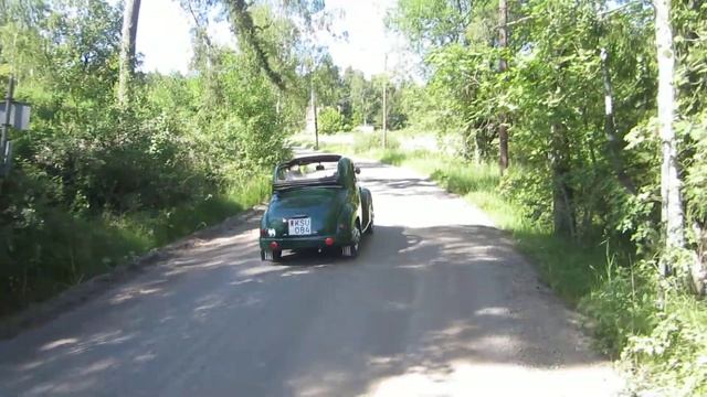 Classic car: Fiat 500C passing by смотреть онлайн