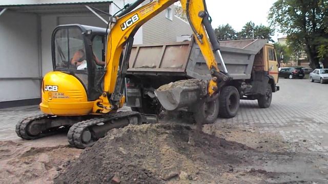 Может ли миниэкскаватор загрузить самосвал? - Miniex39.ru