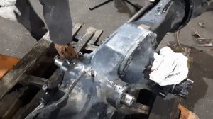 Замена пальца крепления переднего моста JCB 4CX [JCB axle repairs]