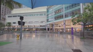 Пешеходная экскурсия по Куала-Лумпуру во время дождя. Парк KLCC и Петронас. Гроза и звуки дождя.