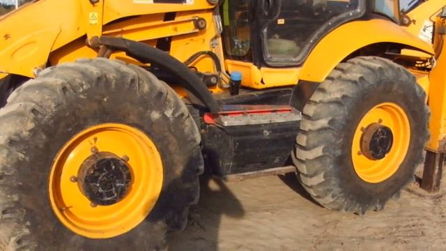 Экскаватор JCB 3CX Super копает котлован под свайный ростверг смотреть онлайн