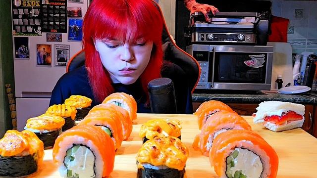 Мукбанг | Суши Роллы и Сэндвич с клубникой | Обжор Асмр смотреть онлайн