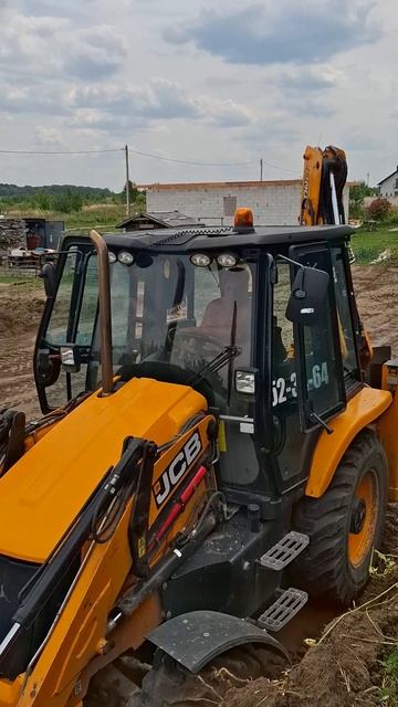 Лёгкая работа: сидишь, в окна смотришь #трактор #jcb #прикол #спецтехника #юмор #стройка #работа смотреть онлайн