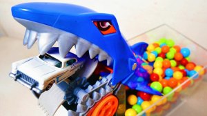 Видео для детей. Игрушечная акула охотиться за машинками и шариками. Детям