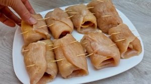 Из обычной куриной грудки, по известному рецепту, приготовила ароматные рулетики с начинкой.