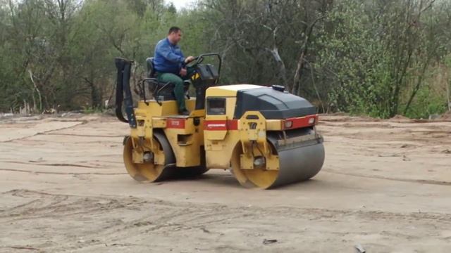 Укатка дорожным тандемным виброкатком Dynapac CC142 грунта смотреть онлайн