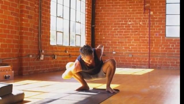 День 12. Тревис Эллиот 30-дневный курс йоги. смотреть онлайн