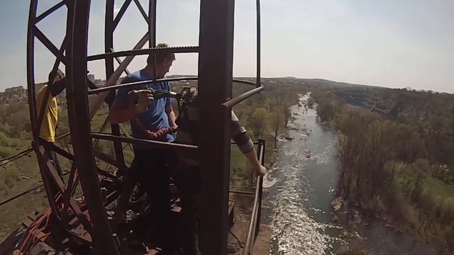 Прыжки с Карачуновского моста в Кривом Роге с EA team / 16-17 апреля 2014 смотреть онлайн