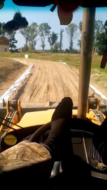 Трактор JCB 4CX едет на автопилоте :-) смотреть онлайн