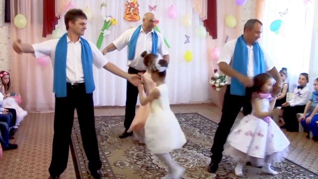 Выпускной в детском саду. Вальс папочек и дочек - лапочек смотреть онлайн