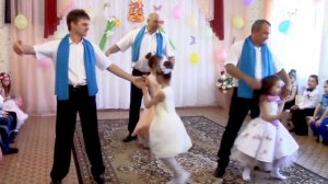 Трогательный вальс отцов и дочек на выпускном в детском саду! Танцуют папочки и дочки лапочки