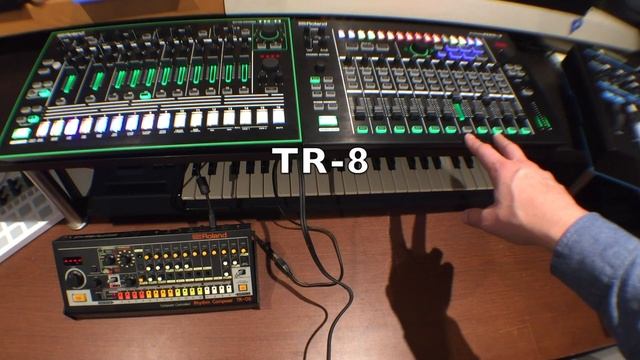 Roland TR-08 vs TR-8 sounds challenge смотреть онлайн