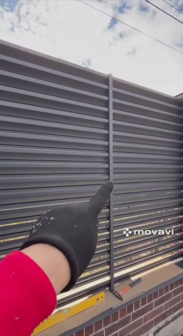 Как монтируется забор жалюзи без саморезов - Airo Climate