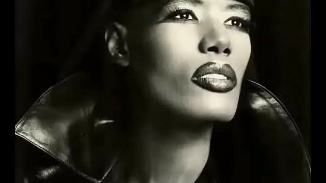 Грейс (Джонс,Париж музыка, льющаяся из ,Странно, это лицо мне знакомо, он тенью следует за мной,