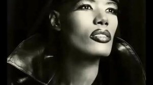 Грейс (Джонс,Париж музыка, льющаяся из ,Странно, это лицо мне знакомо, он тенью следует за мной,