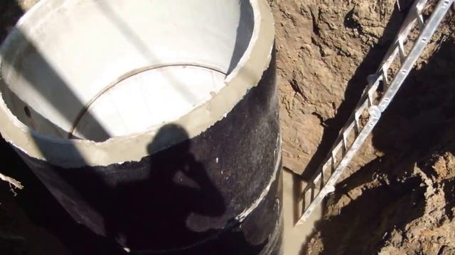 Мини экскаватор монтирует колодец из 1,5 метровых бетонных колец - steh39.ru смотреть онлайн