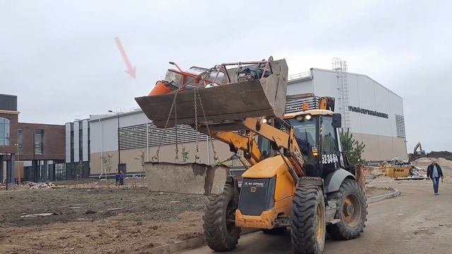 Погрузчик JCB 4CX на объекте: Загружен по полной! Прораб гоняет трактор по стройке в хвост и в гриву смотреть онлайн