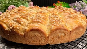 Хочется съесть все сразу! До чего же вкусно! Рецепт простого пирога с орехами и изюмом.