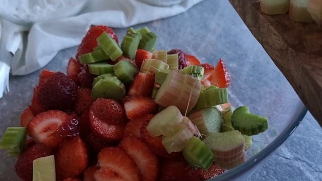 Летний КРАМБЛ С РЕВНЕМ И КЛУБНИКОЙ смотреть онлайн
