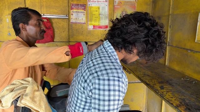 Сглаживающее прикосновение с потиранием кожи головы ASMR-массаж от индийского уличного парикмахера. смотреть онлайн