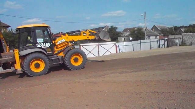 Готовим участок под укладку плитки погрузчиком JCB 4CX - Спецтехника39 смотреть онлайн