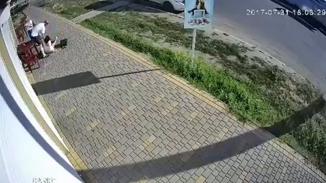 У Первомайську чоловік здійснив напад на жінку посеред вулиці смотреть онлайн