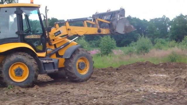 Работа планировщика JCB 3CX на отсыпке земельного участка в Калининграде смотреть онлайн