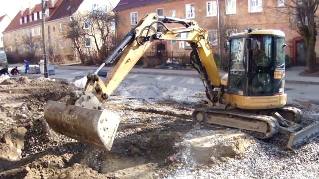 Миниэкскаватор Cat 304 CR выборка "корыта" под укладку плитки. Калининград смотреть онлайн