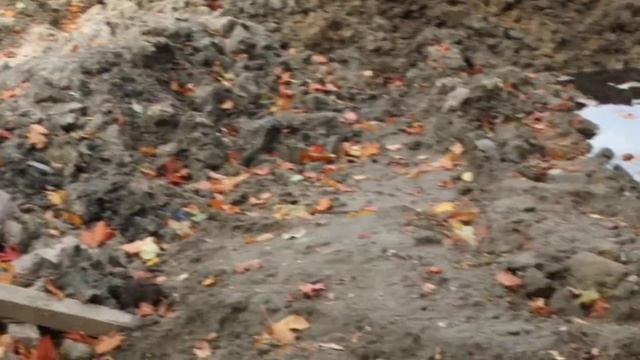 Планировочный экскаватор JCB 3CX выбирает грунт и отсыпает участок песком смотреть онлайн