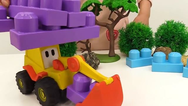 Видео с игрушками - Про Леву, Свинку Пеппу, Экскаватор и бассейн смотреть онлайн