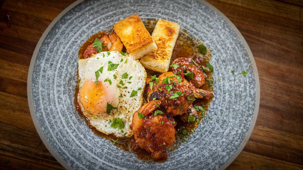 Курица с креветками, яйцами, грибами, чесноком и помидорами смотреть онлайн