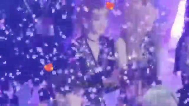 Чонгук и Лиса моменты ❤ . Они украдкой рассматривает друг другу. ❤