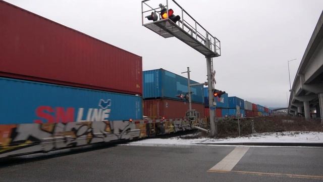 CN 3008, the Illinois Central heritage unit leads CN Q105 at Port Kells! смотреть онлайн