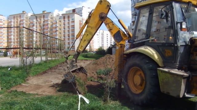 Экскаватор-погрузчик JCB 3CX готовит площадку под автостоянку. смотреть онлайн