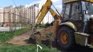 Экскаватор-погрузчик JCB 3CX готовит площадку под автостоянку.