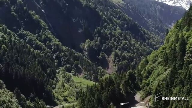 Работа артиллерийского комплекса Skynex с программируемыми снарядами AHEAD по рою малых БПЛА смотреть онлайн