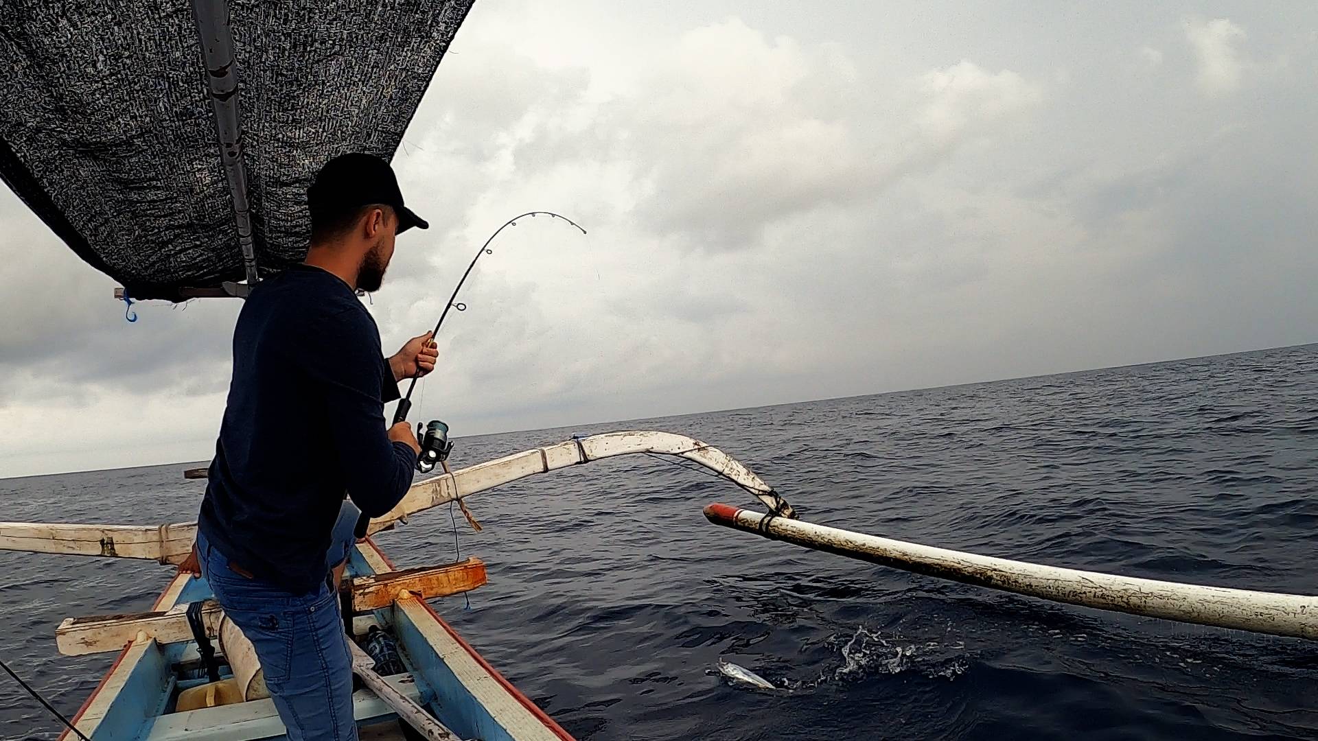 Рыбалка в море Бали, Индонезия.