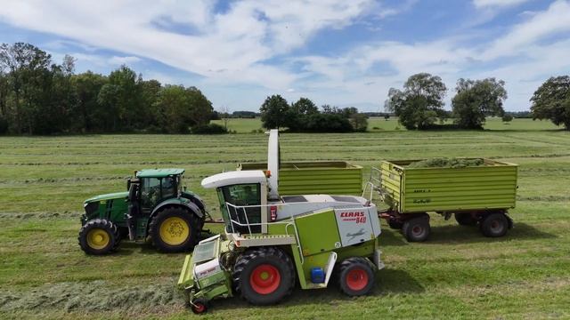 CLAAS JAGUAR 840 am Gras häckseln / Abfahrer JOHN DEERE 6250R / Häckseln 2024 / 4K смотреть онлайн