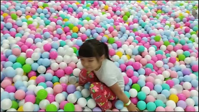 Ақтөбе "Киндерлэнд" батут орталығында. Kinderland батутный центр Актобе. Аруна и Айшолпан. смотреть онлайн