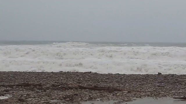 Море снова штормит пляж в Шепси